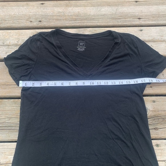 ๐ GAP Black V-Neck T-Shirt | Size Small (Tall) - Picture 6 of 6